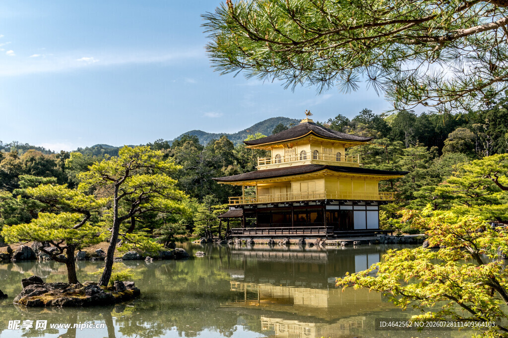 金阁寺湖畔美景
