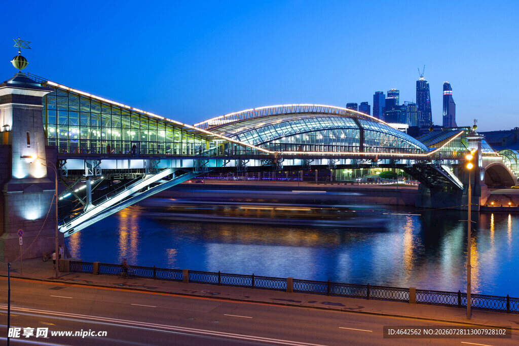 河畔夜景中的璀璨桥梁