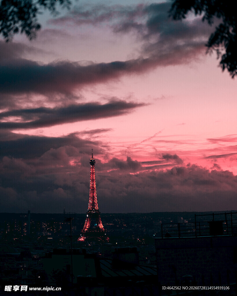 黄昏下的埃菲尔铁塔美景