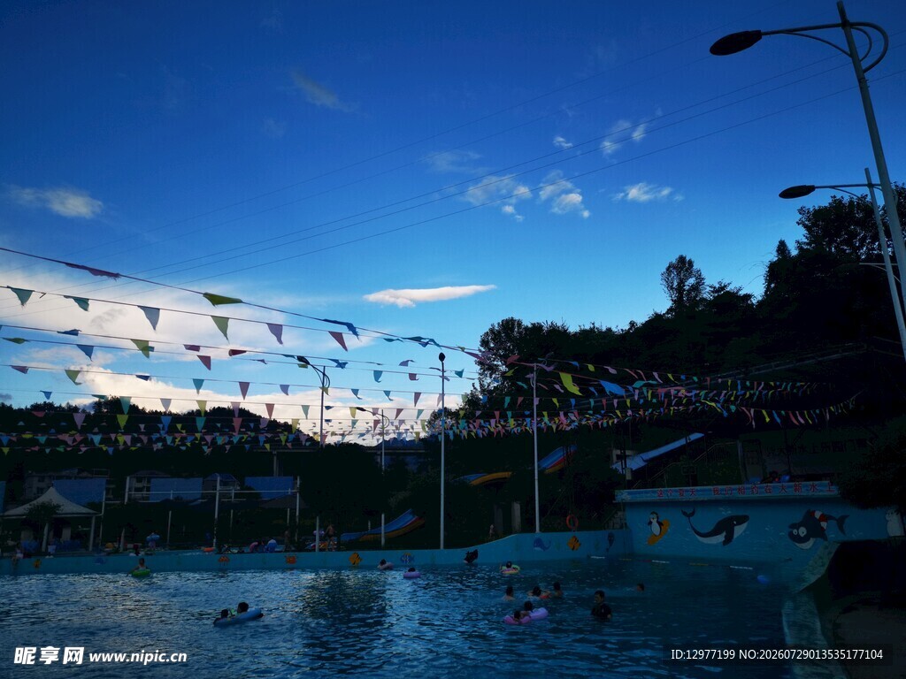 湖畔夜景