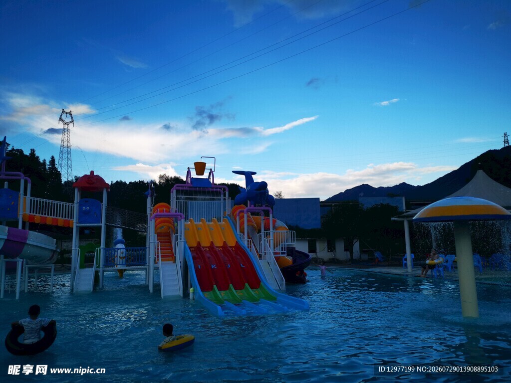 水上乐园多彩滑梯场景