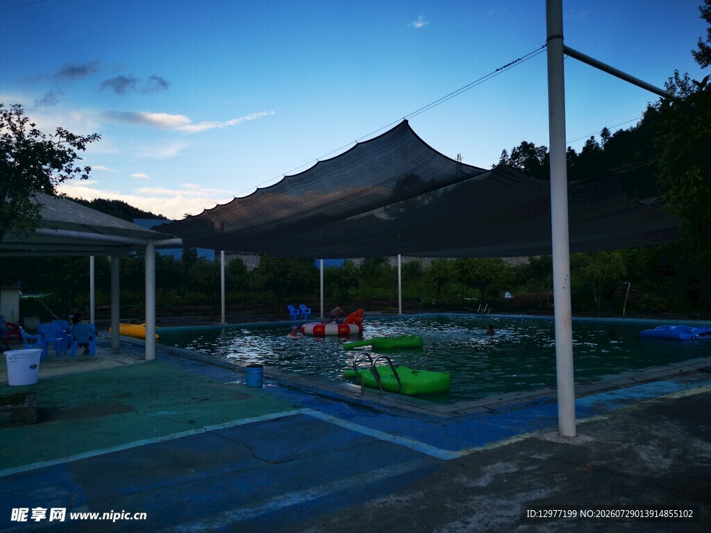 乡村暮色下的户外休闲场地