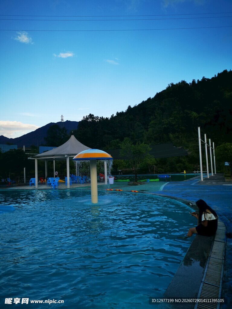 湖畔泳池凉亭美景
