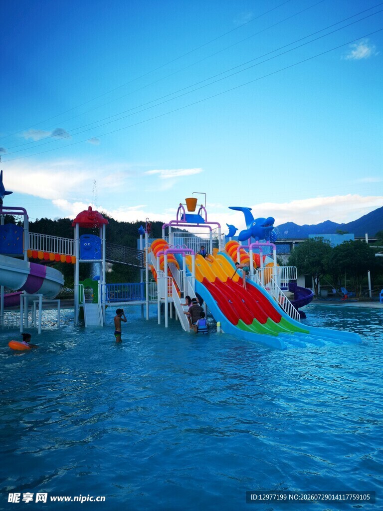 水上乐园多彩滑梯欢乐场景