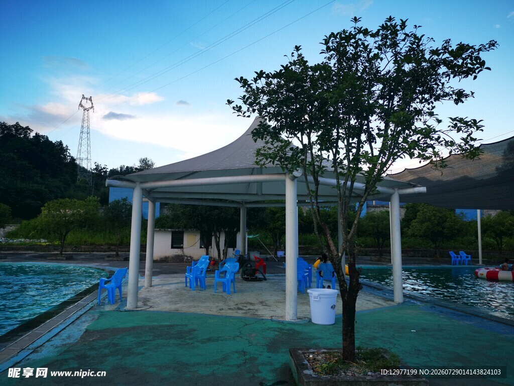户外泳池旁的凉亭景观