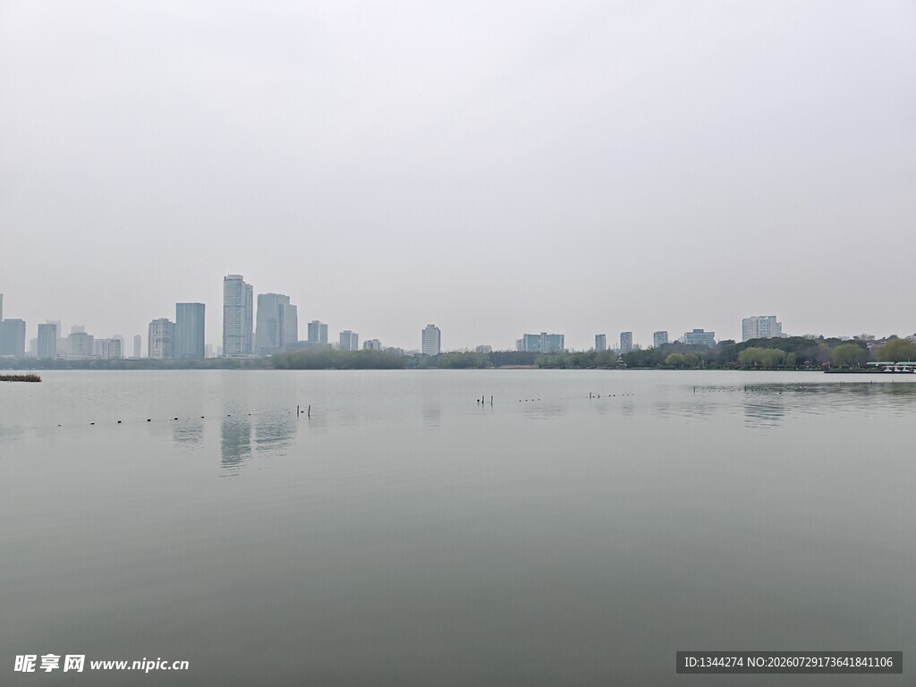 城市湖畔风光