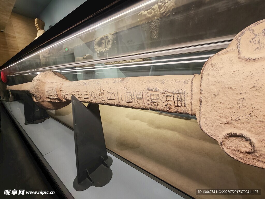 古代精美长柄兵器展示