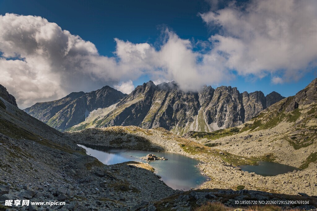 高山湖泊壮丽自然景观