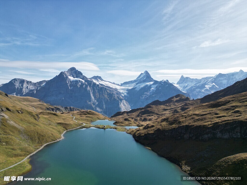 高山湖泊壮丽自然景观