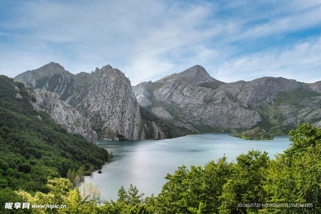 高山湖泊美景