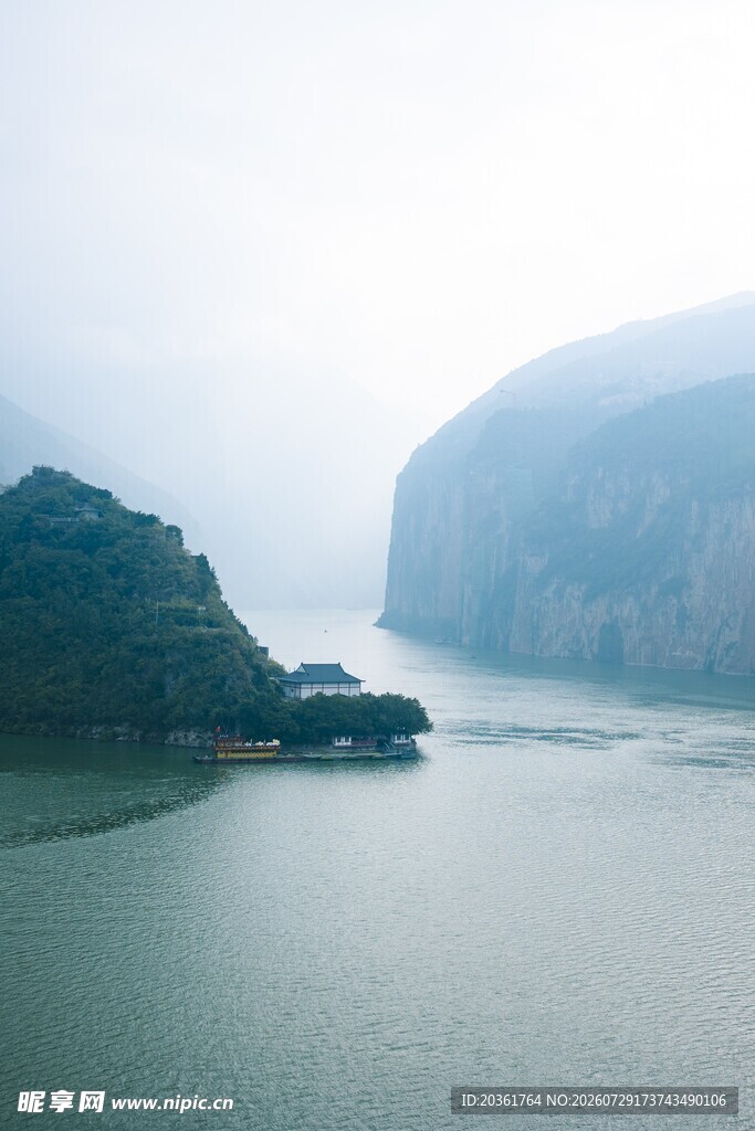 山水相依的静谧江景