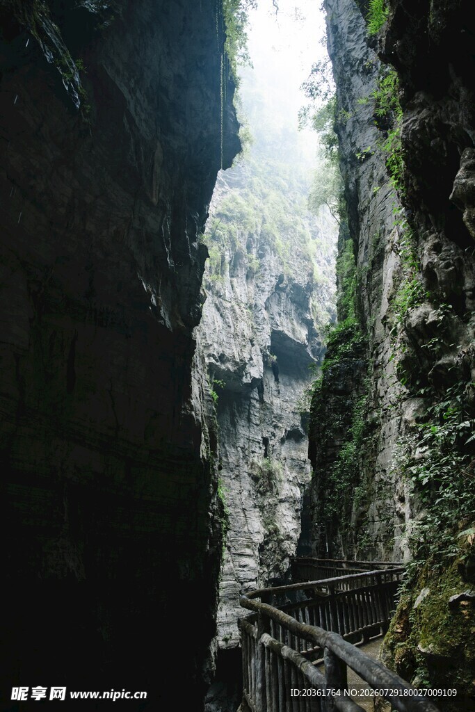 山间栈道穿行于幽深峡谷