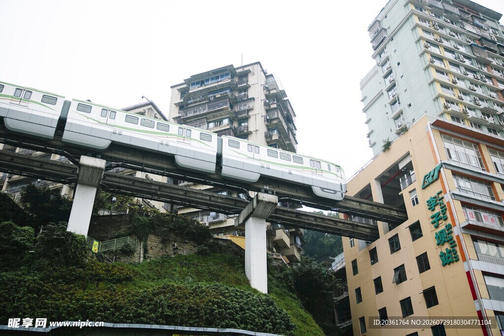 城市空中列车穿梭高楼间