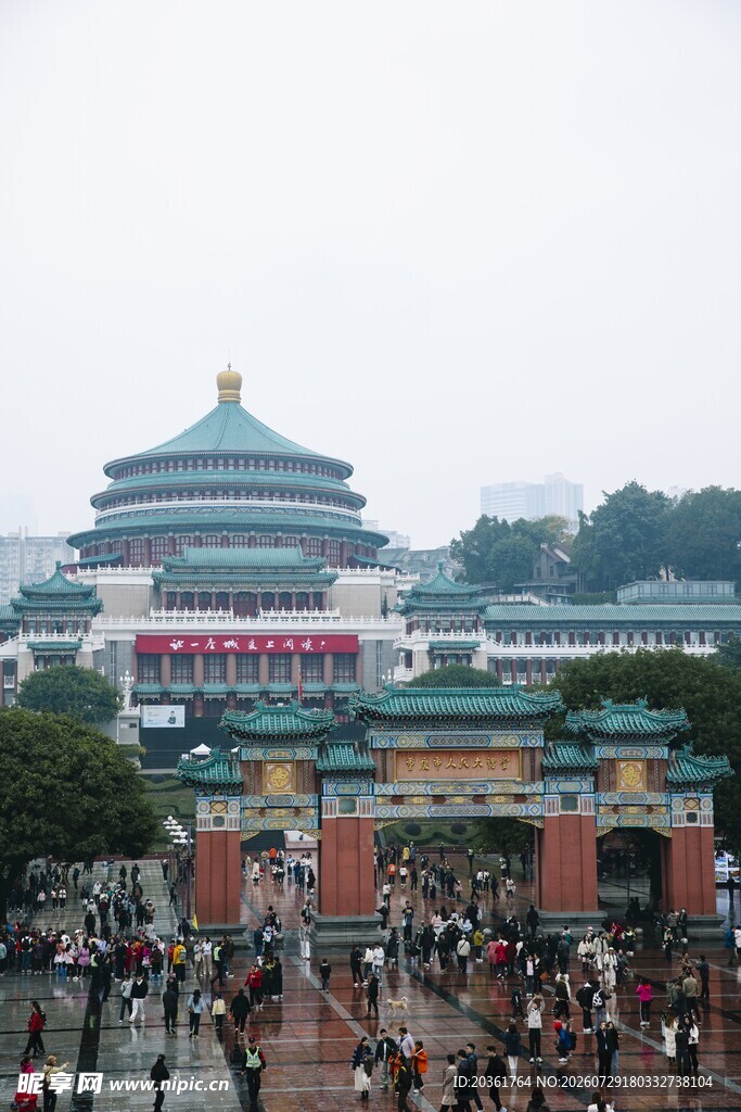 重庆人民大礼堂前热闹景象