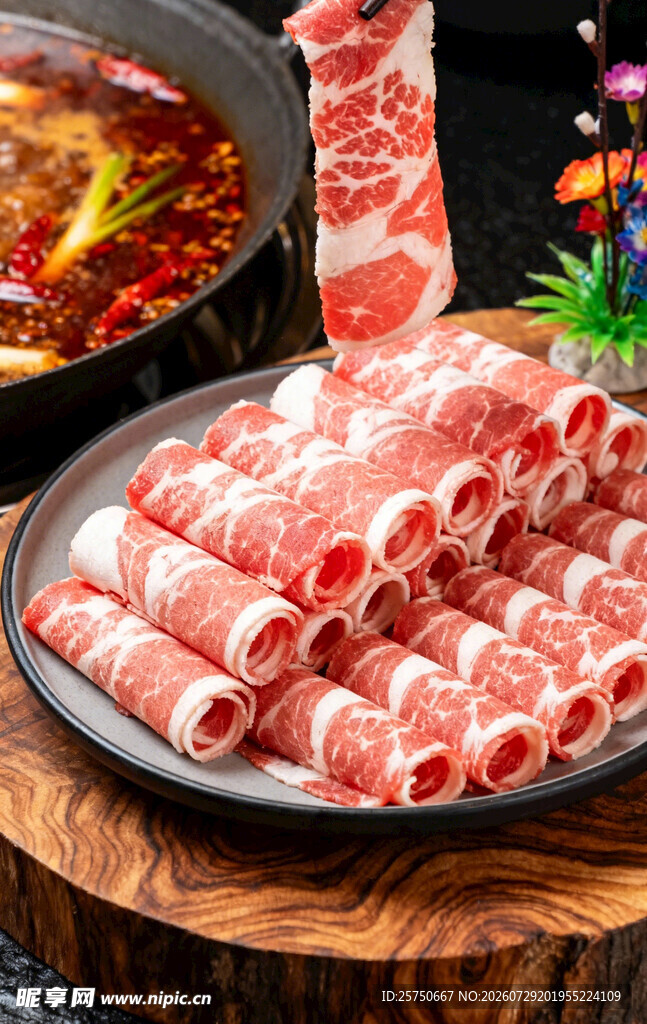 鲜切牛肉卷摆放在火锅旁