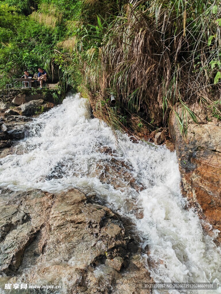 山间溪流奔腾的灵动之景