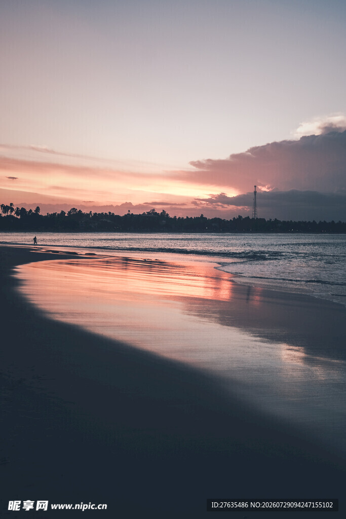 黄昏下的静谧海滩美景