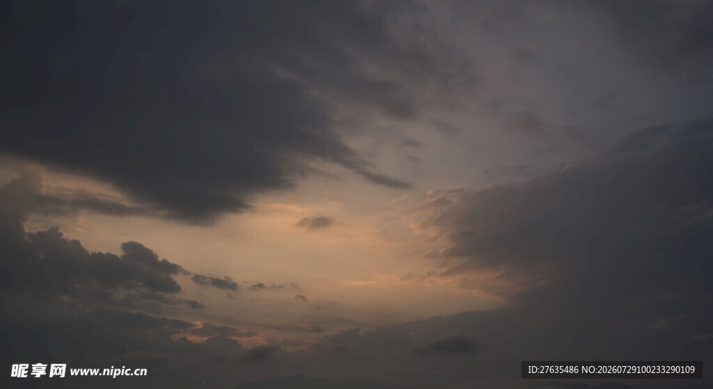 黄昏时分的阴沉天空