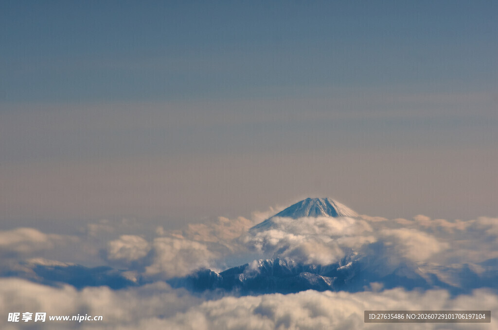 云端雪山美景