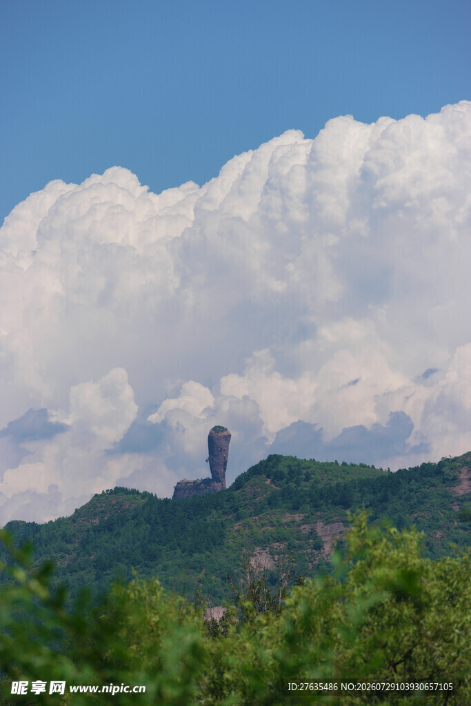 山峦云海间的独特景观