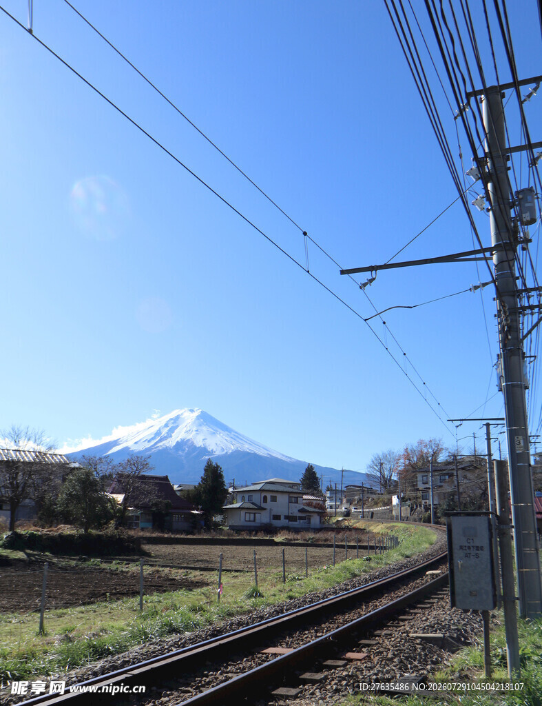铁轨旁的富士山美景