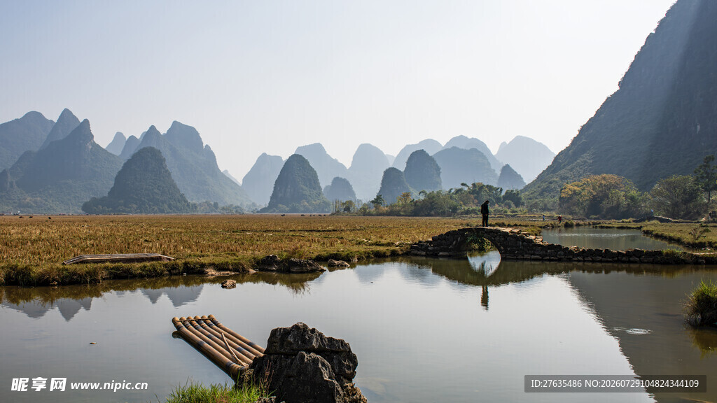 山水间的静谧垂钓场景