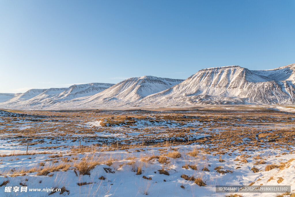 雪覆山峦的壮丽原野风光