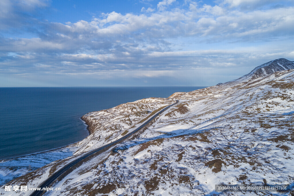 雪覆海岸公路的壮美风景