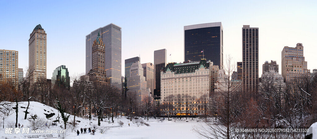 冬日城市雪景中的建筑景观