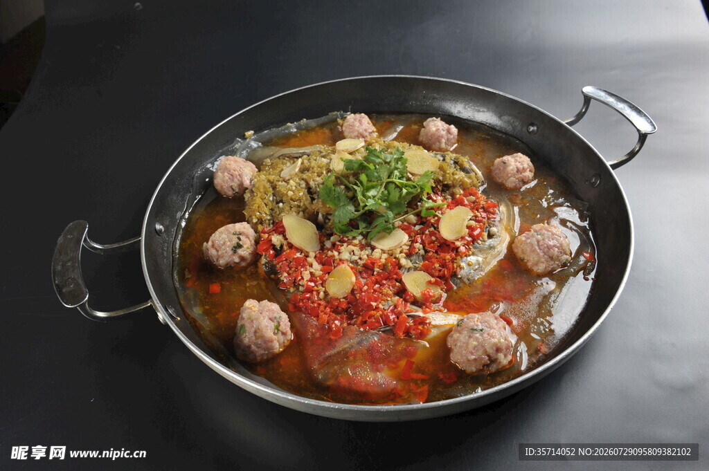 美味肉丸鱼头蔬菜火锅