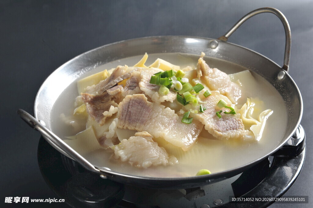 锅中美味肉片蔬菜炖煮