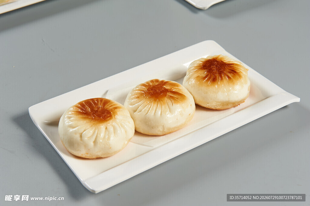 美味煎包摆于白盘