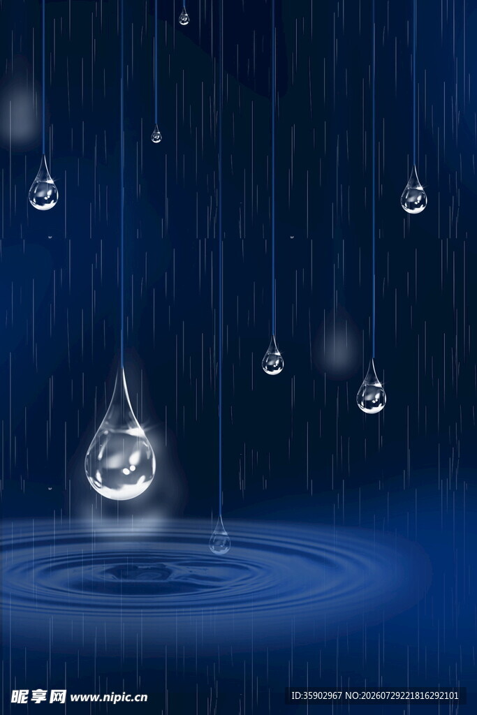 雨滴落入水面的静谧瞬间