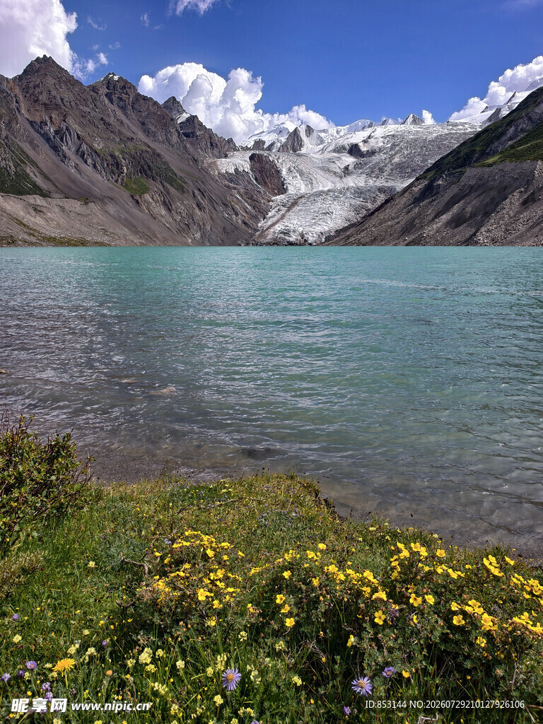 高原雪山湖泊