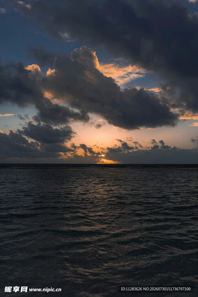 海上日落时分的壮丽景象