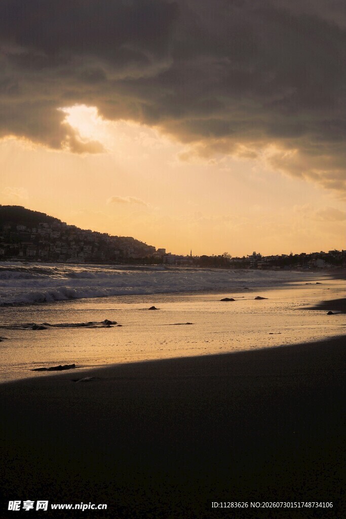 夕阳下的海边风景