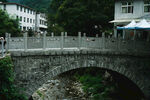古朴石桥横跨山间溪流