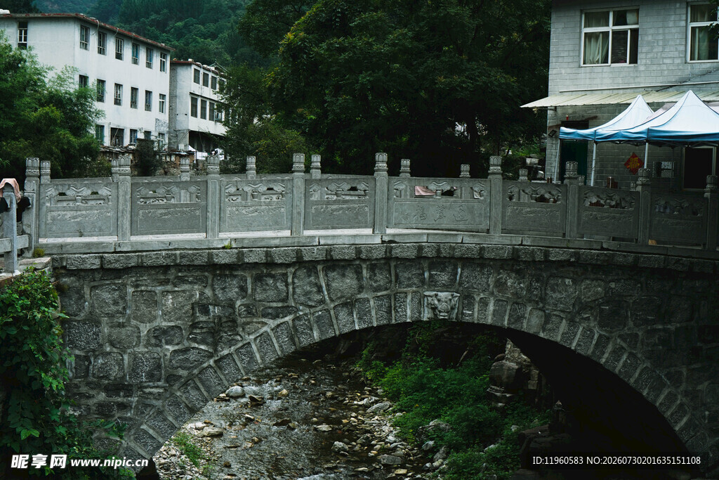 古朴石桥横跨山间溪流