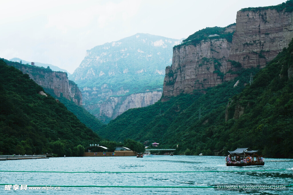 南太行宝泉景区壮丽江景游船画面