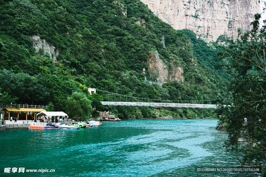 宝泉风景青山绿水间的跨河吊桥