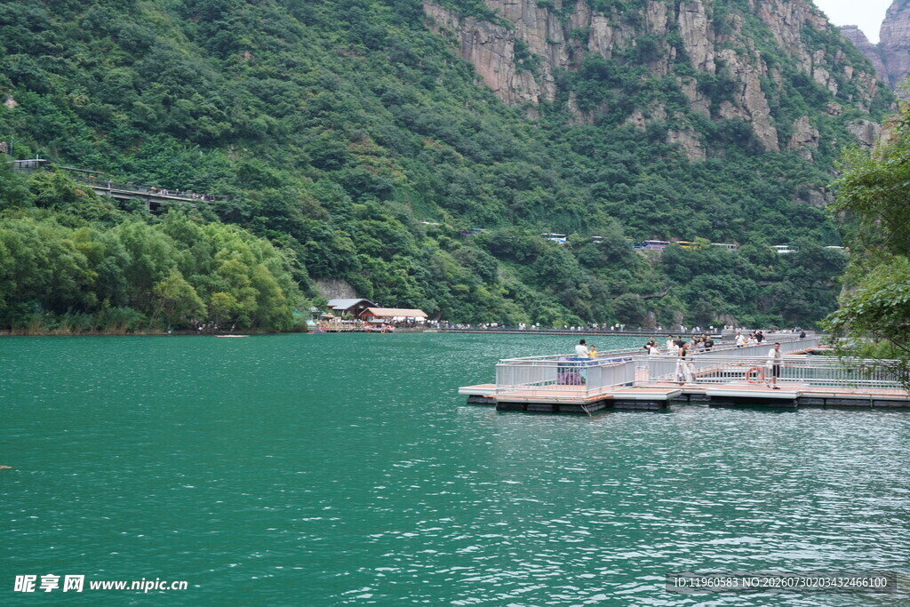 青山绿水间的宁静码头