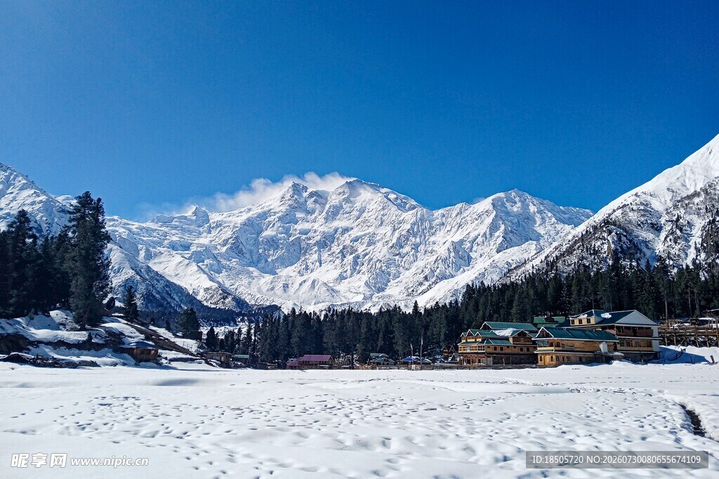 雪山下的冬日纯净美景