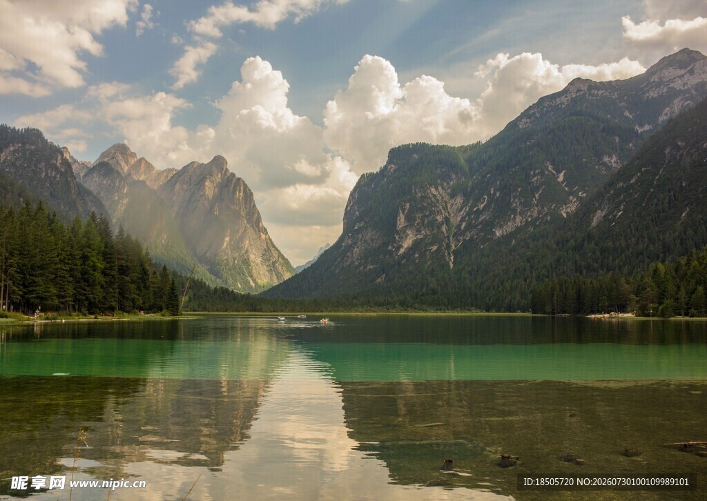 山间碧湖美景