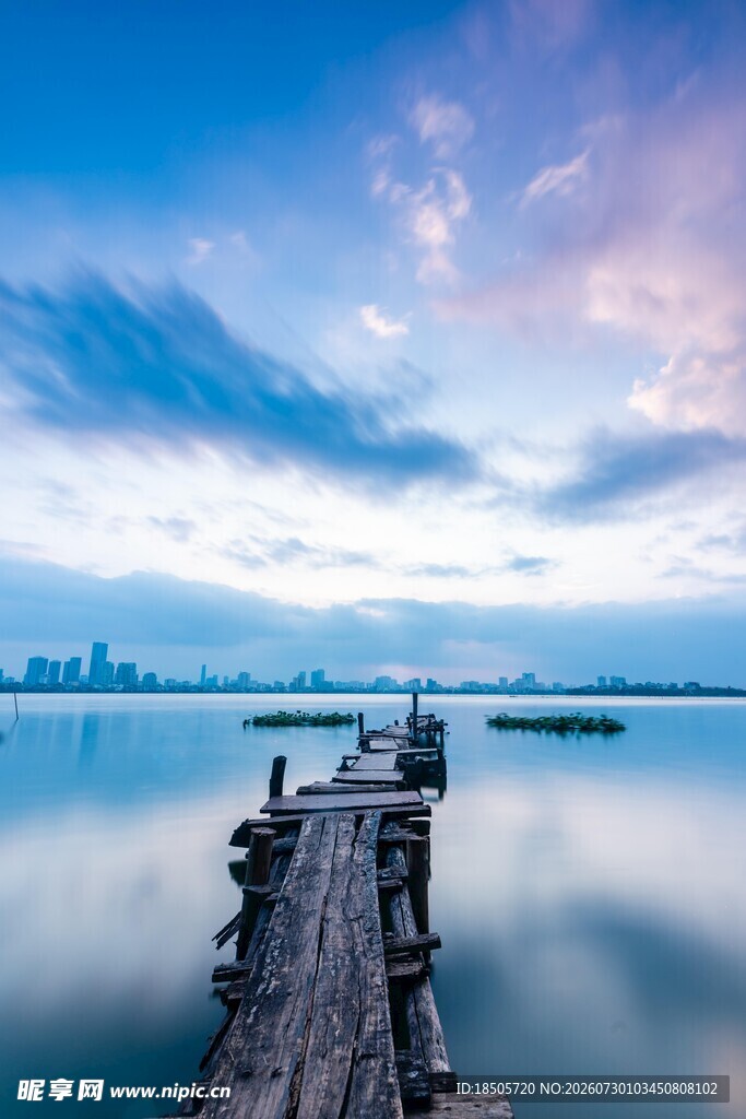 宁静湖畔的木质栈桥美景