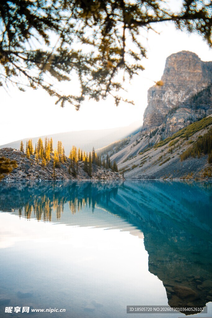 山间蓝湖与壮丽岩石景观