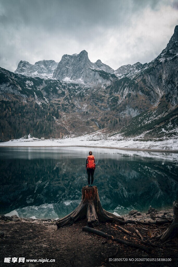 孤身赏景于山水湖畔间