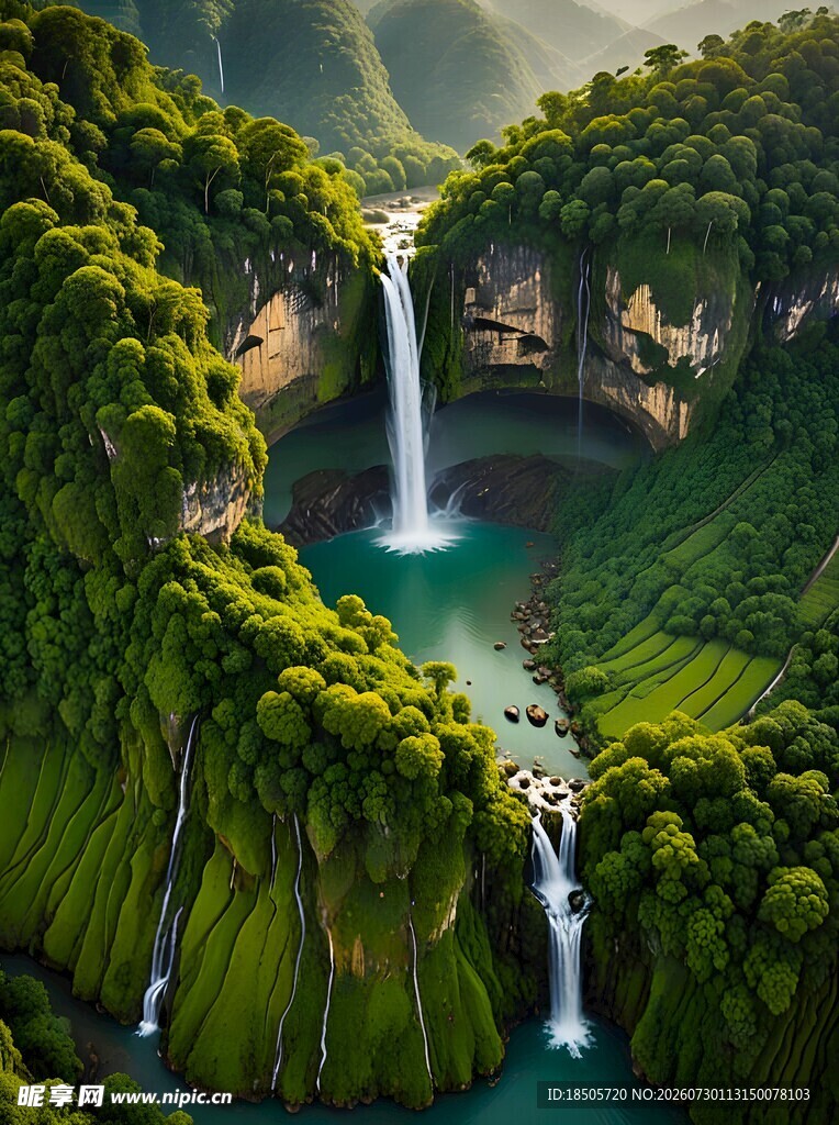 梦幻丛林中的壮美瀑布景观