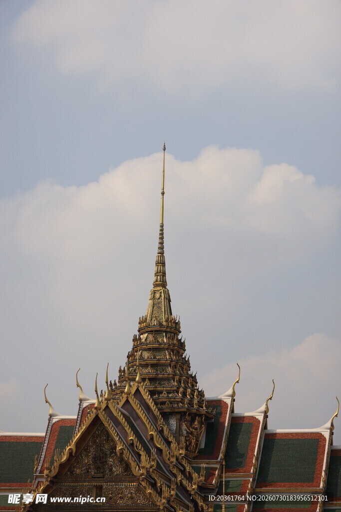 泰国寺庙屋顶尖顶景观
