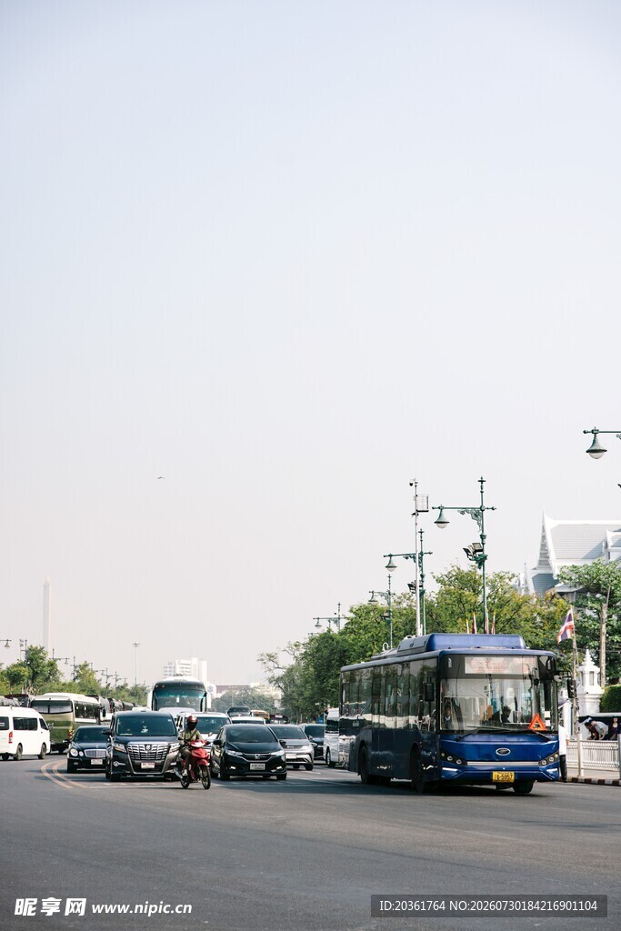 道路上的多辆行驶车辆