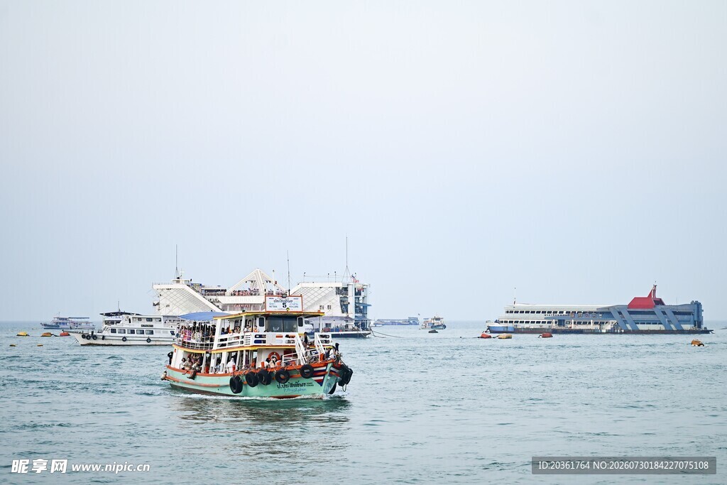 海上船只载乘客航行